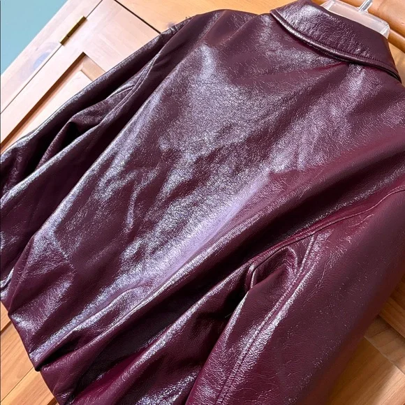 Scoop Women's Crinkle Faux Patent Leather Cropped Bomber Jacket - Picture 10 of 14